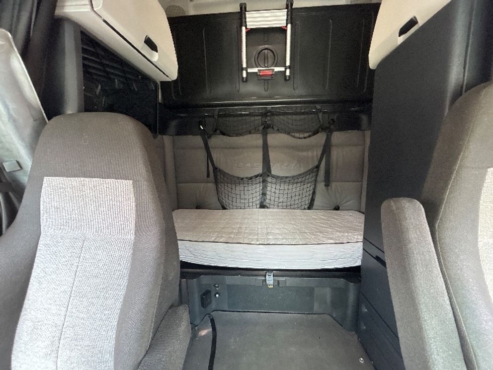 Sleeper Tractor-Heavy Duty Tractors-Freightliner-2022-T12664ST-Duluth-GA-457,927\n\t\tmiles-$ 65,500 - Image 16