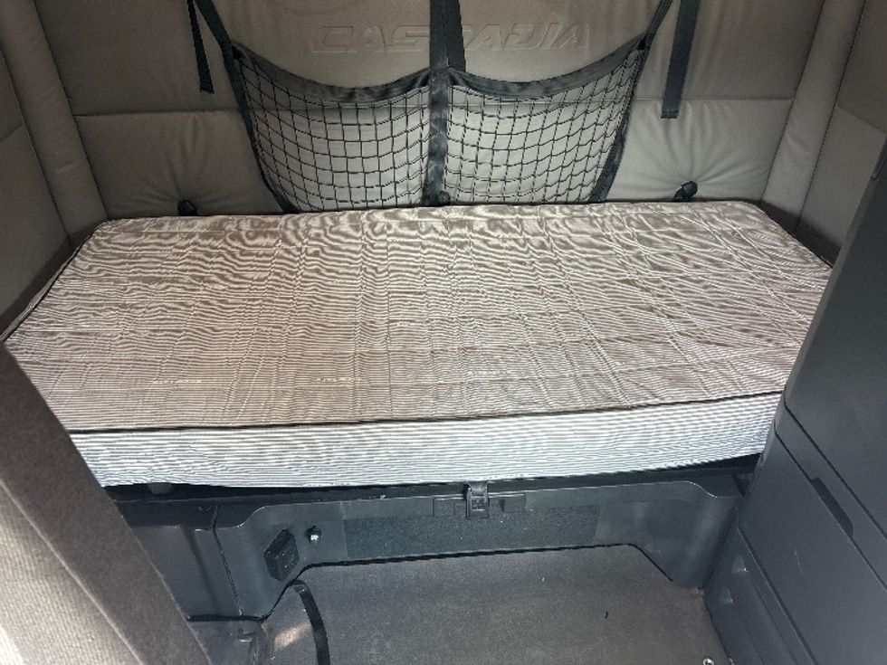 Sleeper Tractor-Heavy Duty Tractors-Freightliner-2022-T12664ST-Duluth-GA-457,927\n\t\tmiles-$ 65,500 - Image 17