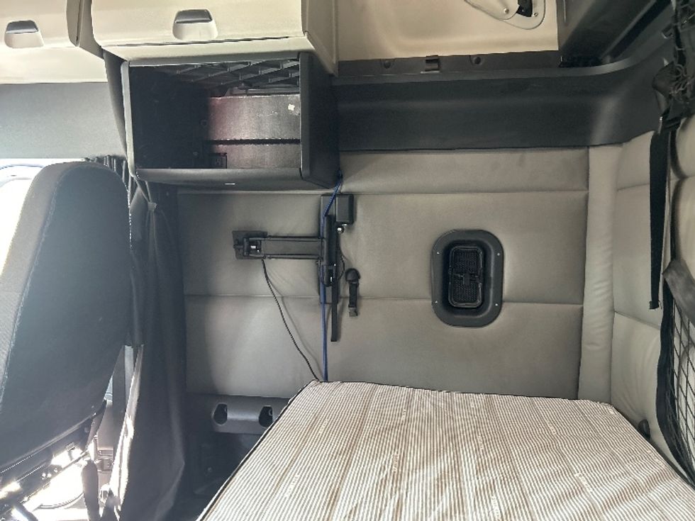 Sleeper Tractor-Heavy Duty Tractors-Freightliner-2022-T12664ST-Duluth-GA-457,927\n\t\tmiles-$ 65,500 - Image 19