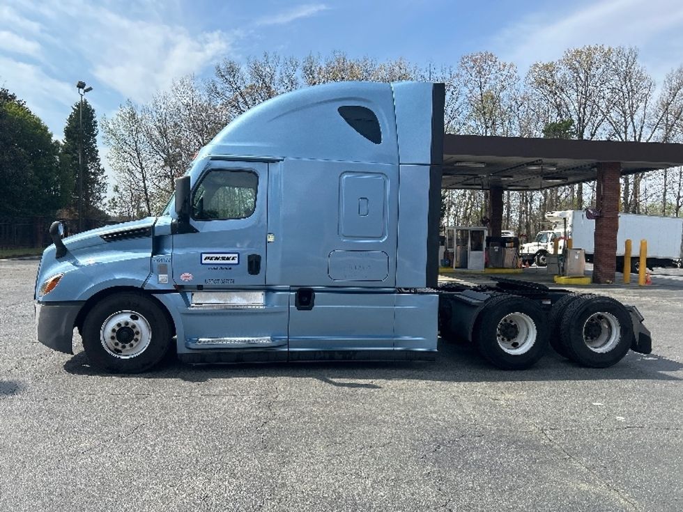 Sleeper Tractor-Heavy Duty Tractors-Freightliner-2022-T12664ST-Duluth-GA-457,927\n\t\tmiles-$ 65,500 - Image 4