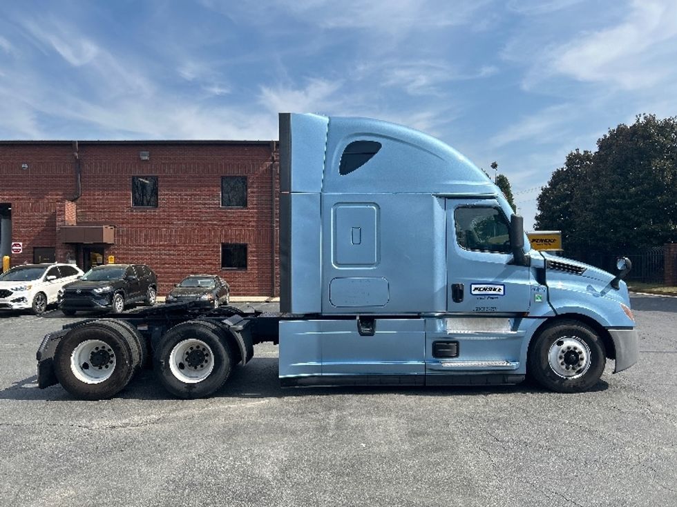 Sleeper Tractor-Heavy Duty Tractors-Freightliner-2022-T12664ST-Duluth-GA-457,927\n\t\tmiles-$ 65,500 - Image 8