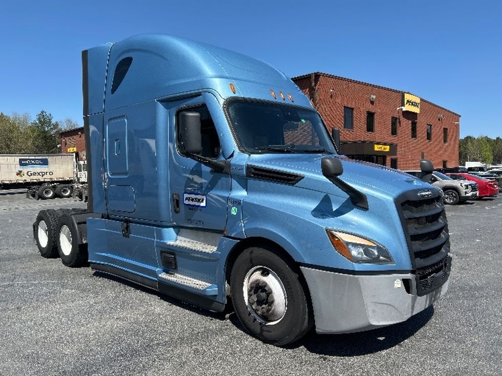 Sleeper Tractor-Heavy Duty Tractors-Freightliner-2022-T12664ST-Duluth-GA-499,374\n\t\tmiles-$ 65,500 - Image 1