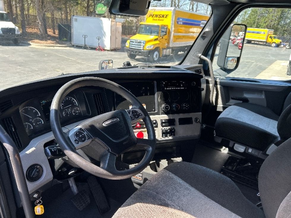 Sleeper Tractor-Heavy Duty Tractors-Freightliner-2022-T12664ST-Duluth-GA-499,374\n\t\tmiles-$ 65,500 - Image 10