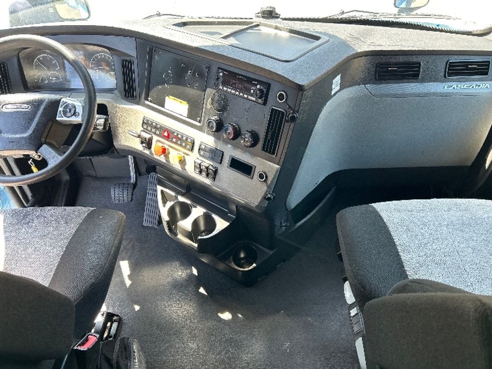 Sleeper Tractor-Heavy Duty Tractors-Freightliner-2022-T12664ST-Duluth-GA-499,374\n\t\tmiles-$ 65,500 - Image 12