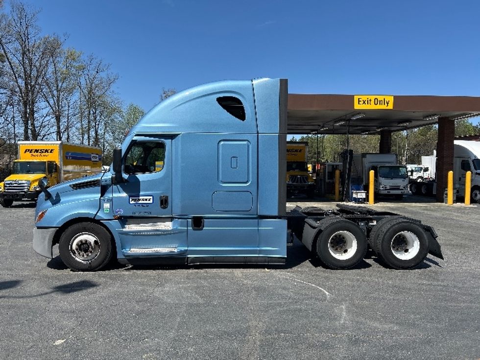 Sleeper Tractor-Heavy Duty Tractors-Freightliner-2022-T12664ST-Duluth-GA-499,374\n\t\tmiles-$ 65,500 - Image 4