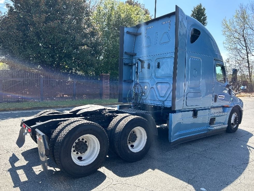 Sleeper Tractor-Heavy Duty Tractors-Freightliner-2022-T12664ST-Duluth-GA-499,374\n\t\tmiles-$ 65,500 - Image 7