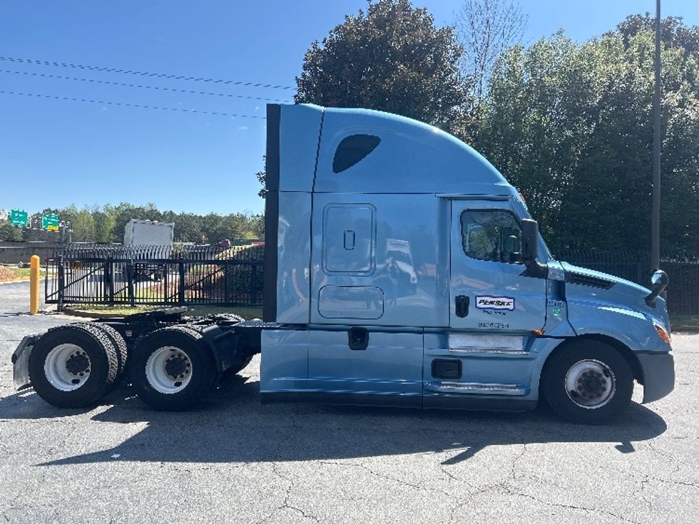 Sleeper Tractor-Heavy Duty Tractors-Freightliner-2022-T12664ST-Duluth-GA-499,374\n\t\tmiles-$ 65,500 - Image 8