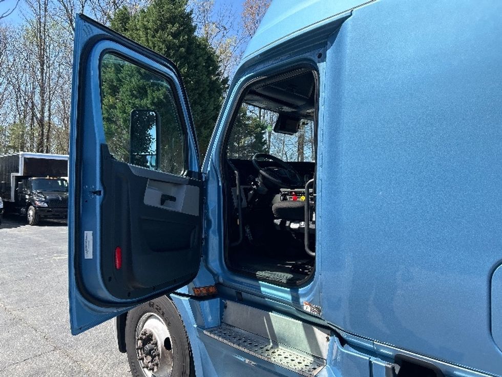 Sleeper Tractor-Heavy Duty Tractors-Freightliner-2022-T12664ST-Duluth-GA-499,374\n\t\tmiles-$ 65,500 - Image 9