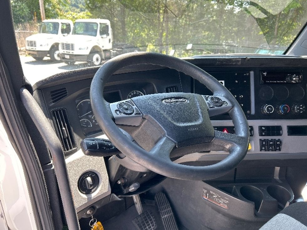 Sleeper Tractor-Heavy Duty Tractors-Freightliner-2022-T12664ST-Duluth-GA-537,619\n\t\tmiles-$ 69,750 - Image 10