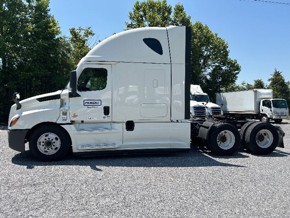 Sleeper Tractor-Heavy Duty Tractors-Freightliner-2022-T12664ST-Duluth-GA-537,619\n\t\tmiles-$ 69,750 - Image 4
