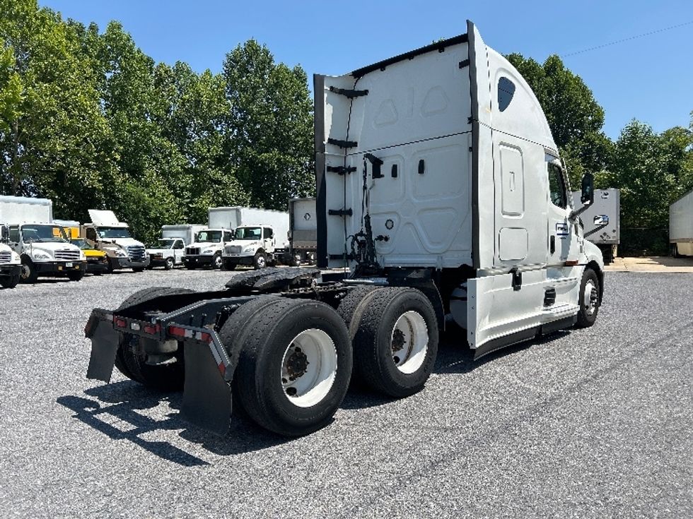 Sleeper Tractor-Heavy Duty Tractors-Freightliner-2022-T12664ST-Duluth-GA-537,619\n\t\tmiles-$ 69,750 - Image 7