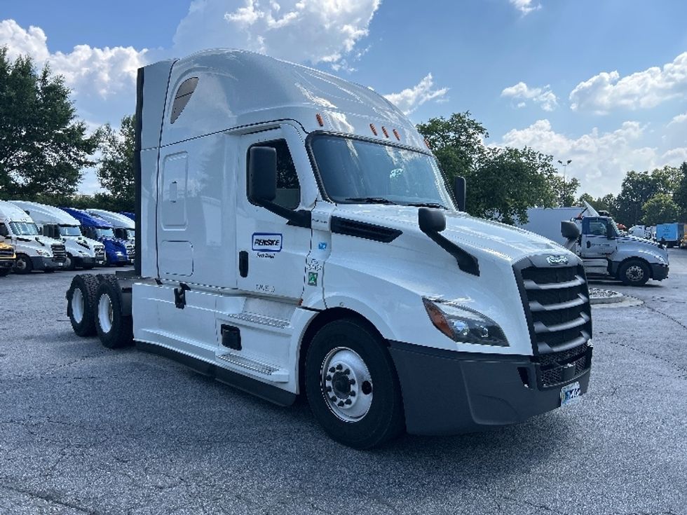 Sleeper Tractor-Heavy Duty Tractors-Freightliner-2022-T12664ST-Duluth-GA-599,195\n\t\tmiles-$ 64,250 - Image 1