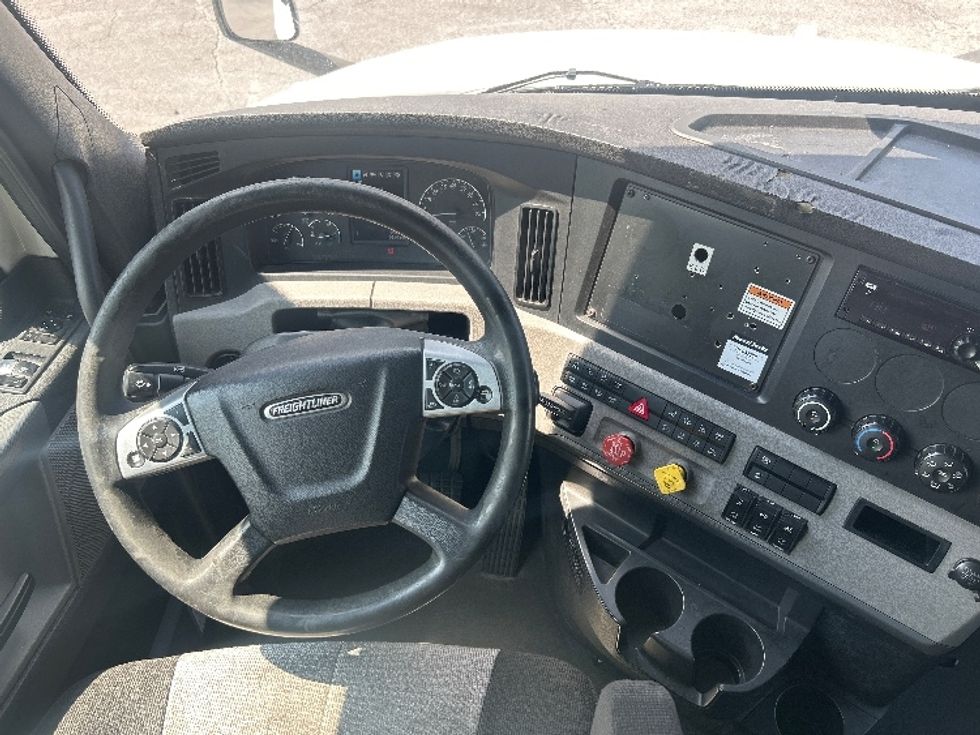 Sleeper Tractor-Heavy Duty Tractors-Freightliner-2022-T12664ST-Duluth-GA-599,195\n\t\tmiles-$ 64,250 - Image 11