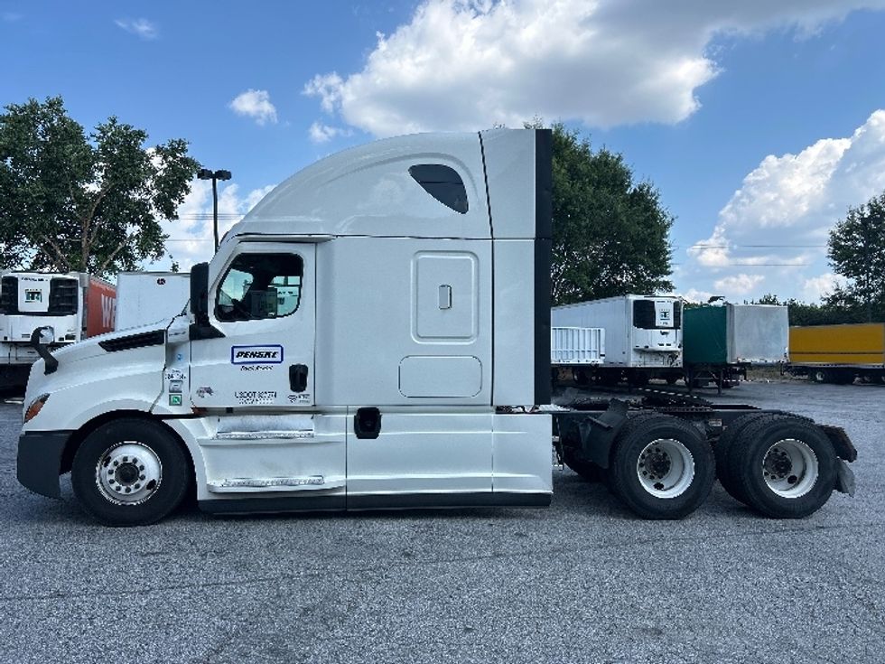 Sleeper Tractor-Heavy Duty Tractors-Freightliner-2022-T12664ST-Duluth-GA-599,195\n\t\tmiles-$ 64,250 - Image 4
