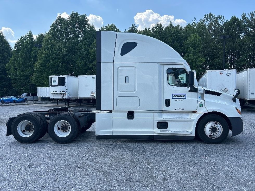 Sleeper Tractor-Heavy Duty Tractors-Freightliner-2022-T12664ST-Duluth-GA-599,195\n\t\tmiles-$ 64,250 - Image 8