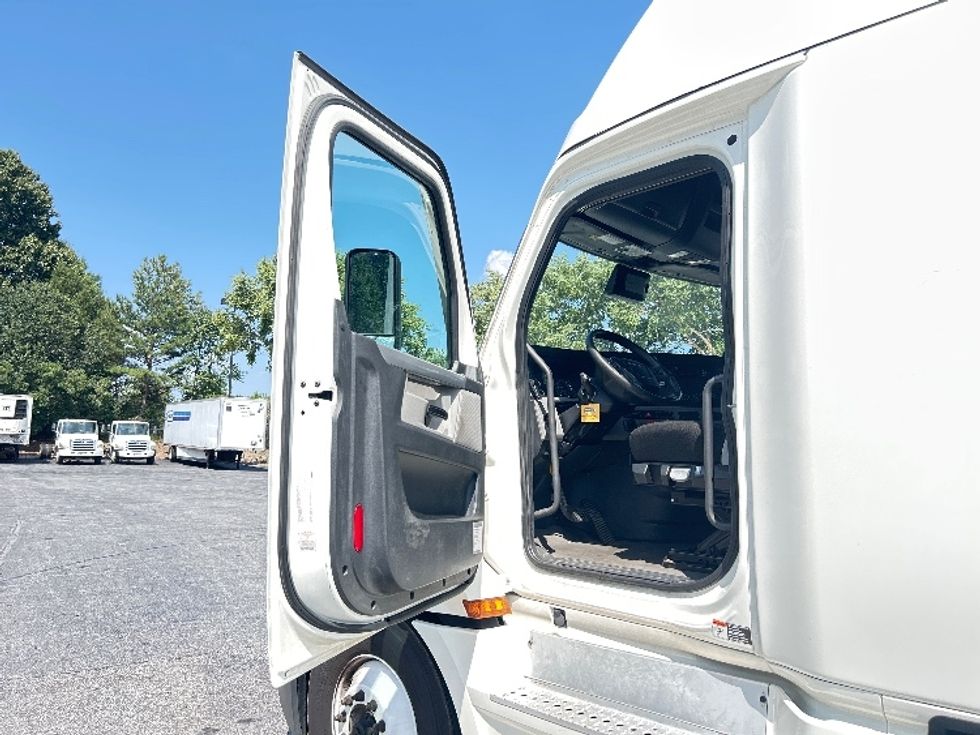 Sleeper Tractor-Heavy Duty Tractors-Freightliner-2022-T12664ST-Duluth-GA-599,195\n\t\tmiles-$ 64,250 - Image 9