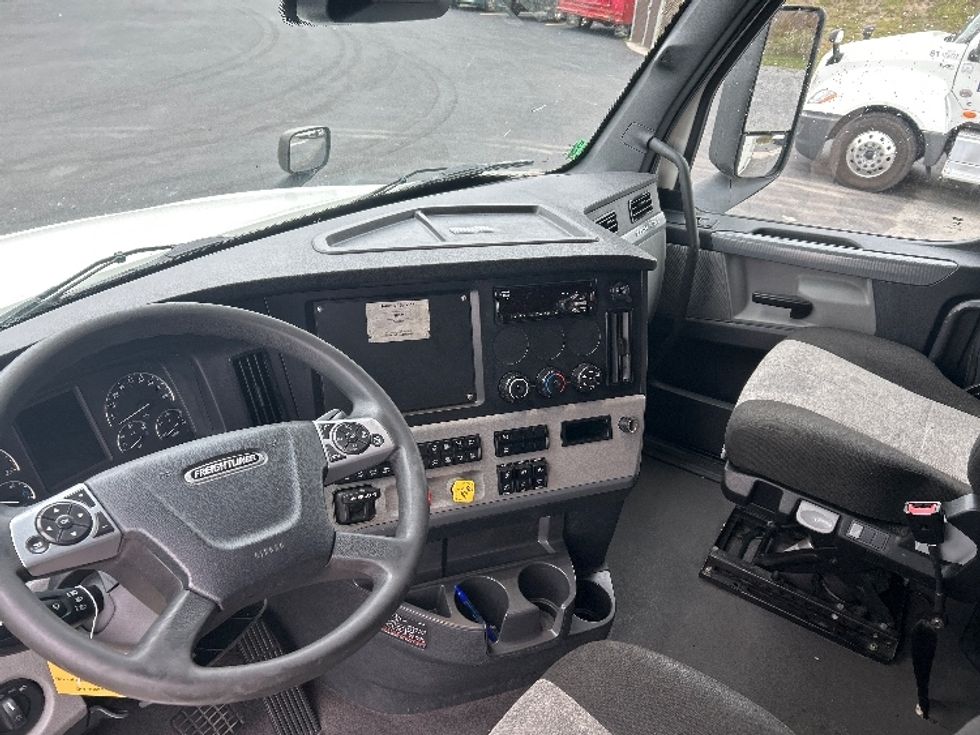 Sleeper Tractor-Heavy Duty Tractors-Freightliner-2022-T12664ST-Duncansville-PA-567,506\n\t\tmiles-$ 61,250 - Image 10