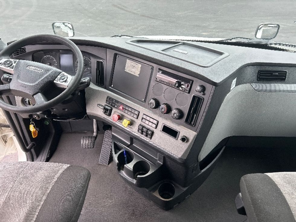Sleeper Tractor-Heavy Duty Tractors-Freightliner-2022-T12664ST-Duncansville-PA-567,506\n\t\tmiles-$ 61,250 - Image 12