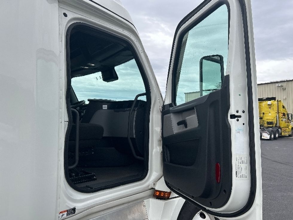 Sleeper Tractor-Heavy Duty Tractors-Freightliner-2022-T12664ST-Duncansville-PA-567,506\n\t\tmiles-$ 61,250 - Image 13