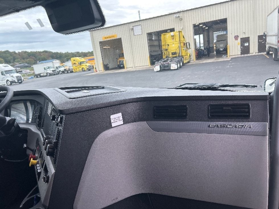 Sleeper Tractor-Heavy Duty Tractors-Freightliner-2022-T12664ST-Duncansville-PA-567,506\n\t\tmiles-$ 61,250 - Image 14