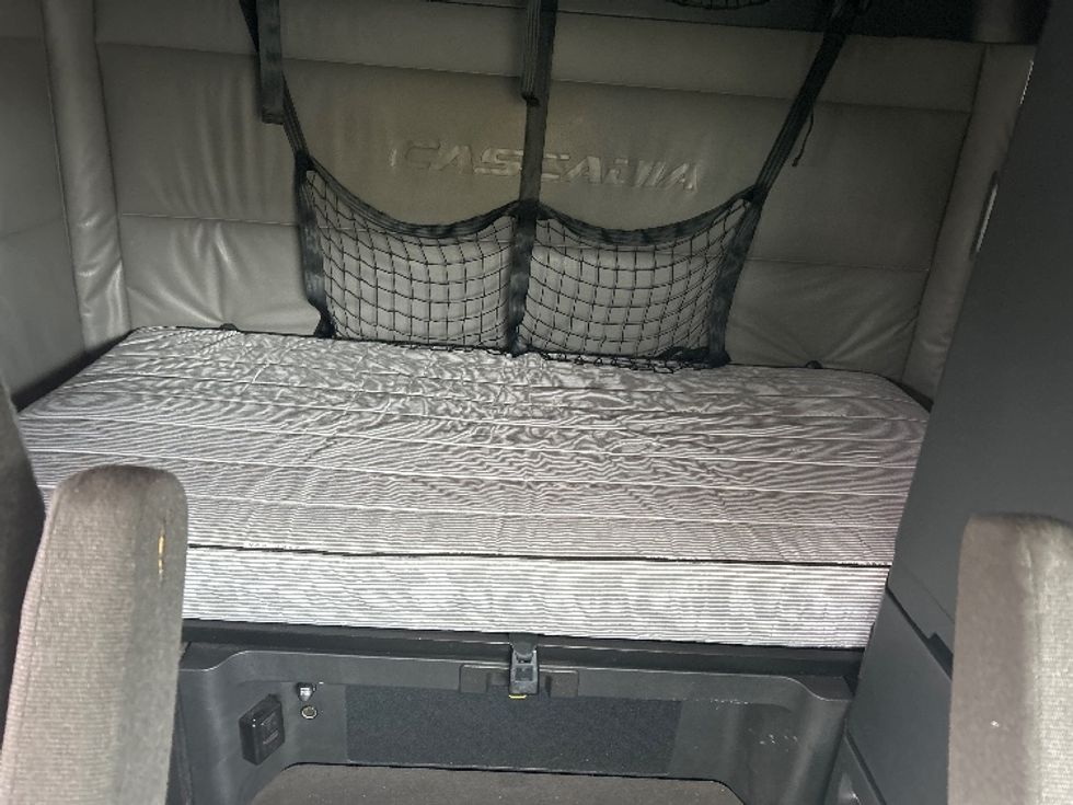 Sleeper Tractor-Heavy Duty Tractors-Freightliner-2022-T12664ST-Duncansville-PA-567,506\n\t\tmiles-$ 61,250 - Image 16