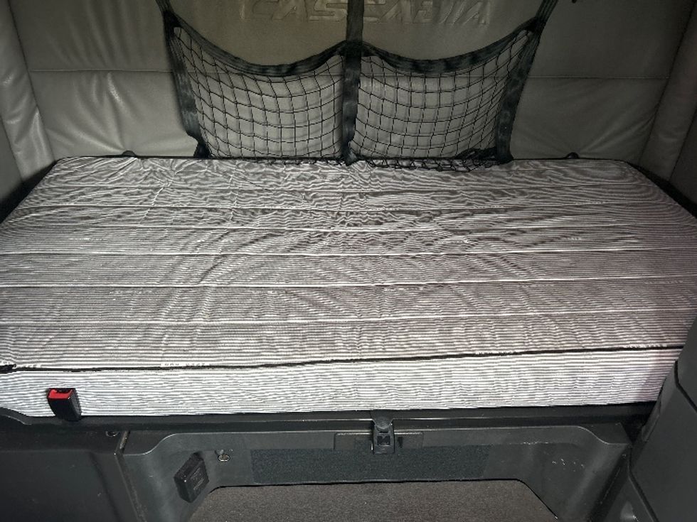 Sleeper Tractor-Heavy Duty Tractors-Freightliner-2022-T12664ST-Duncansville-PA-567,506\n\t\tmiles-$ 61,250 - Image 17