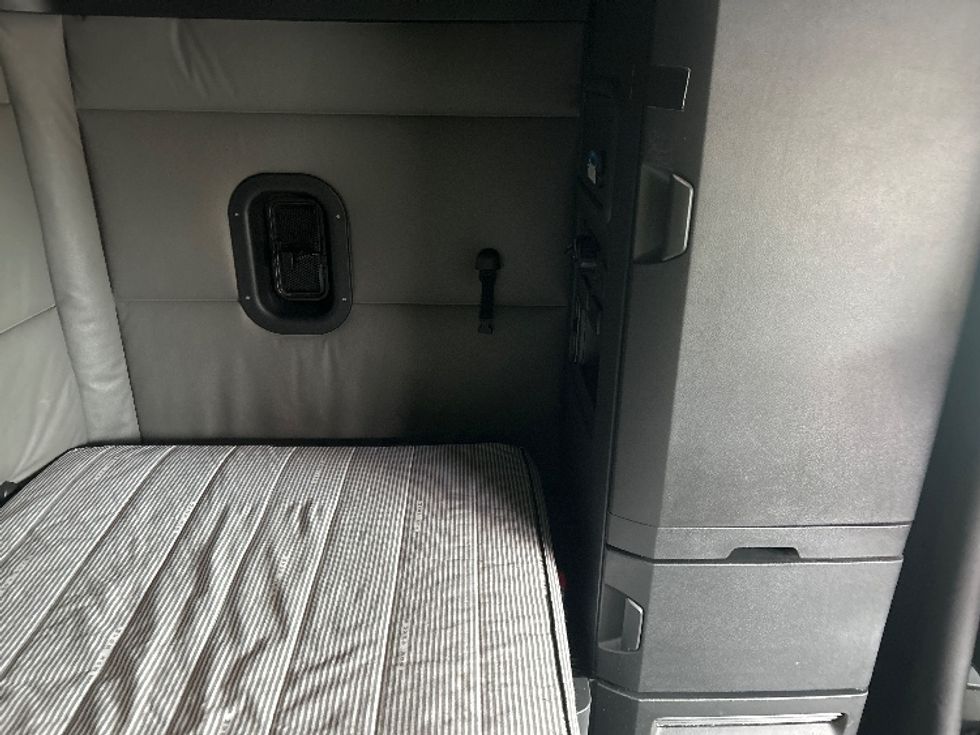 Sleeper Tractor-Heavy Duty Tractors-Freightliner-2022-T12664ST-Duncansville-PA-567,506\n\t\tmiles-$ 61,250 - Image 18