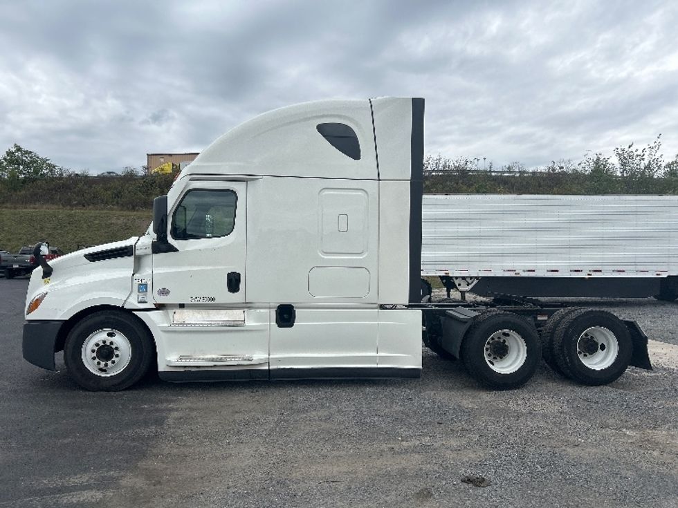 Sleeper Tractor-Heavy Duty Tractors-Freightliner-2022-T12664ST-Duncansville-PA-567,506\n\t\tmiles-$ 61,250 - Image 4