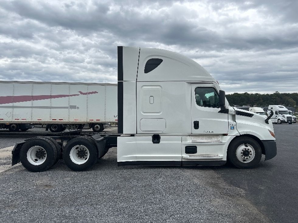 Sleeper Tractor-Heavy Duty Tractors-Freightliner-2022-T12664ST-Duncansville-PA-567,506\n\t\tmiles-$ 61,250 - Image 8