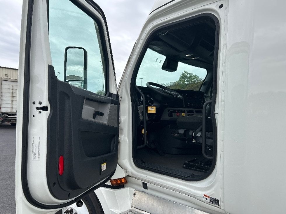 Sleeper Tractor-Heavy Duty Tractors-Freightliner-2022-T12664ST-Duncansville-PA-567,506\n\t\tmiles-$ 61,250 - Image 9