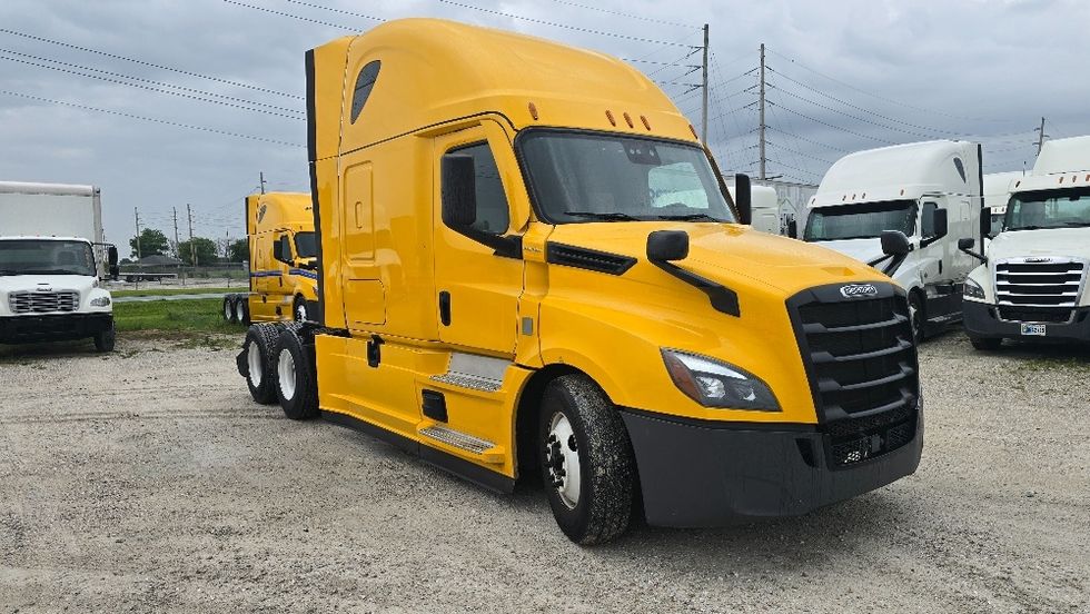 Sleeper Tractor-Heavy Duty Tractors-Freightliner-2022-T12664ST-Earth City-MO-379,144\n\t\tmiles-$ 80,500 - Image 1