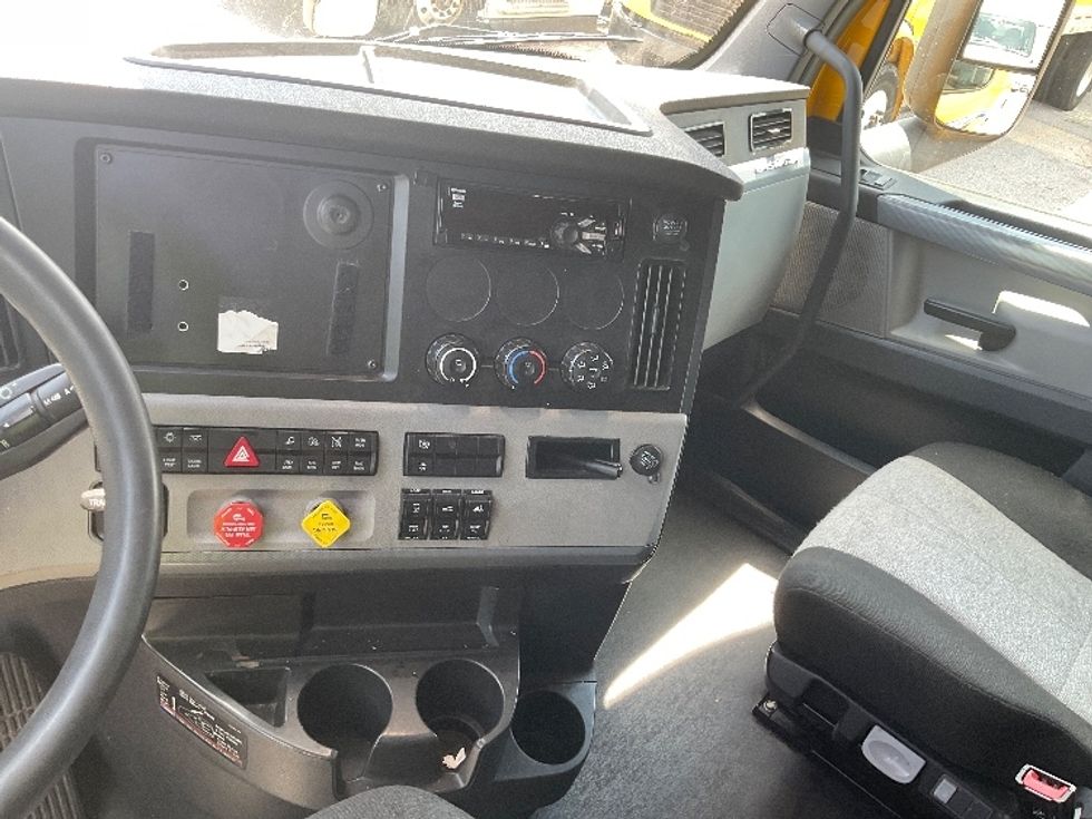 Sleeper Tractor-Heavy Duty Tractors-Freightliner-2022-T12664ST-Earth City-MO-379,144\n\t\tmiles-$ 80,500 - Image 12