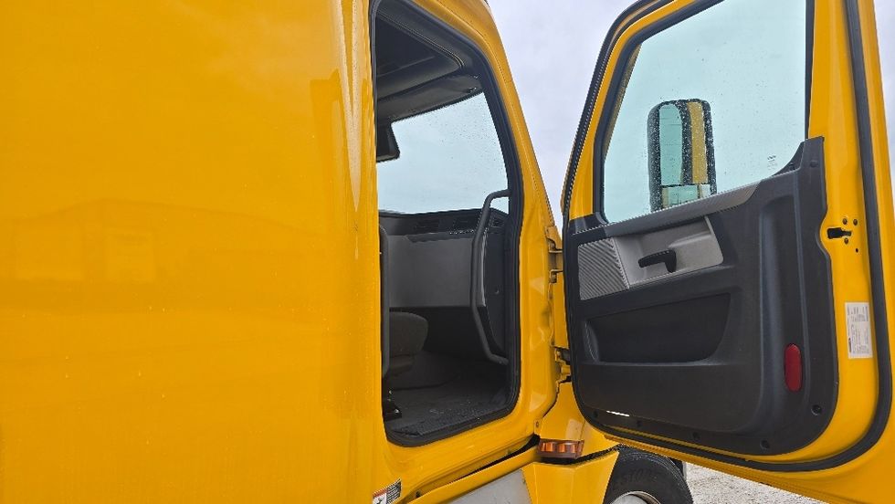 Sleeper Tractor-Heavy Duty Tractors-Freightliner-2022-T12664ST-Earth City-MO-379,144\n\t\tmiles-$ 80,500 - Image 13