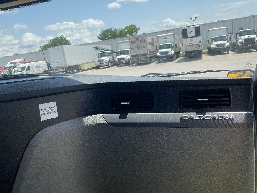 Sleeper Tractor-Heavy Duty Tractors-Freightliner-2022-T12664ST-Earth City-MO-379,144\n\t\tmiles-$ 80,500 - Image 14