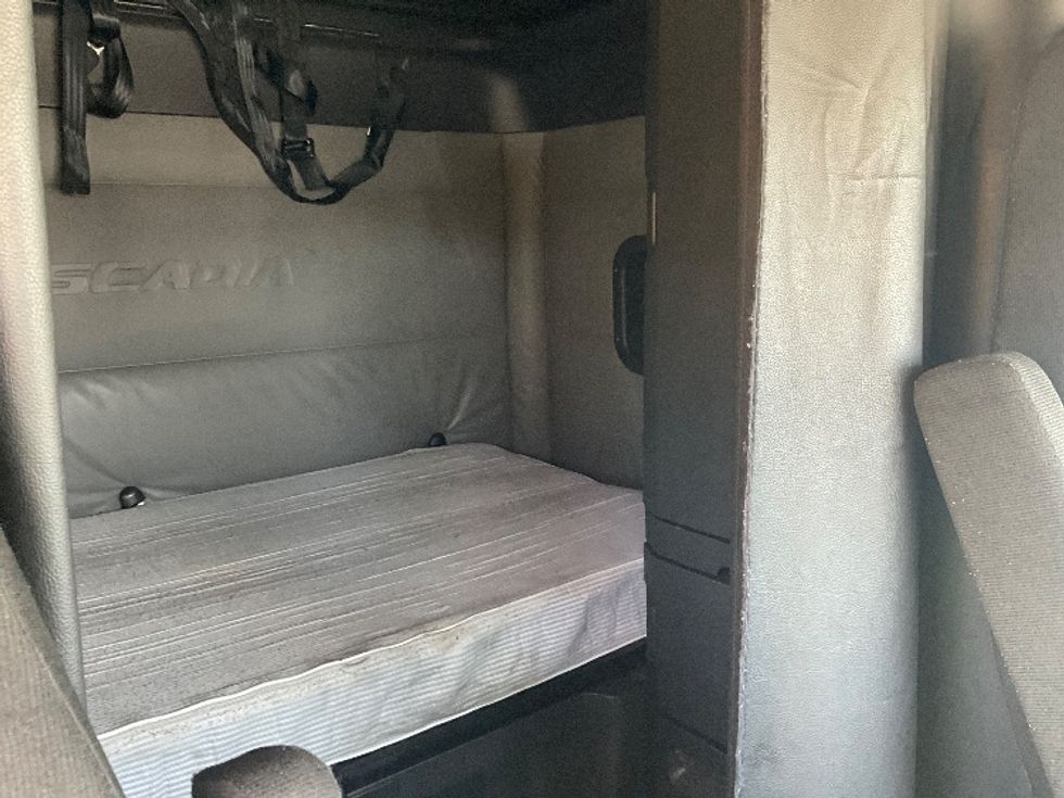 Sleeper Tractor-Heavy Duty Tractors-Freightliner-2022-T12664ST-Earth City-MO-379,144\n\t\tmiles-$ 80,500 - Image 16