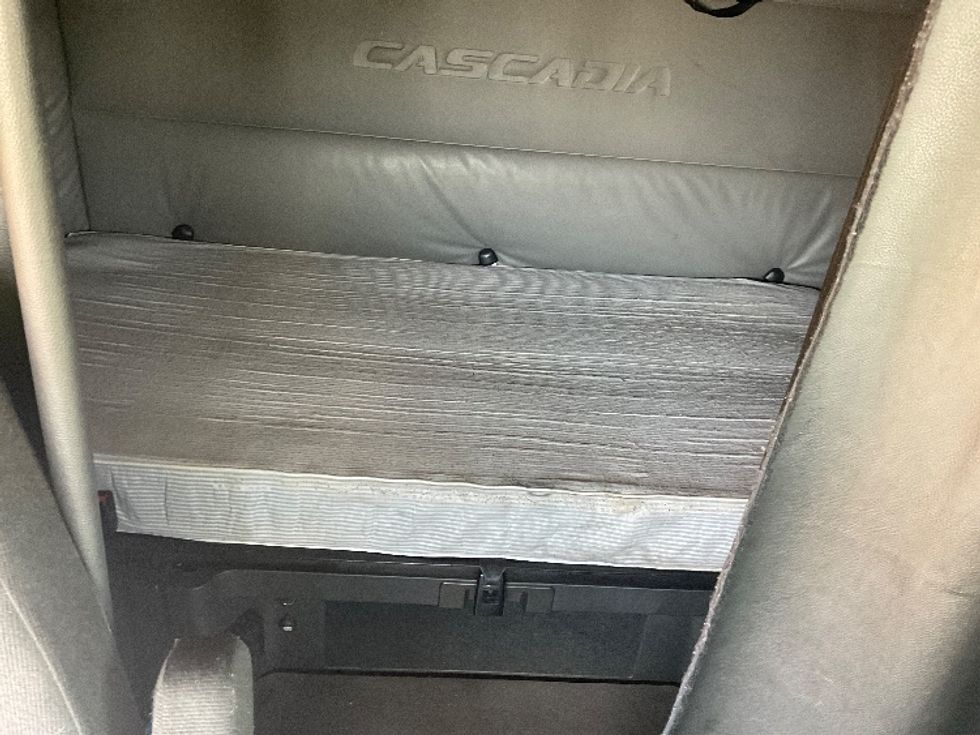 Sleeper Tractor-Heavy Duty Tractors-Freightliner-2022-T12664ST-Earth City-MO-379,144\n\t\tmiles-$ 80,500 - Image 17