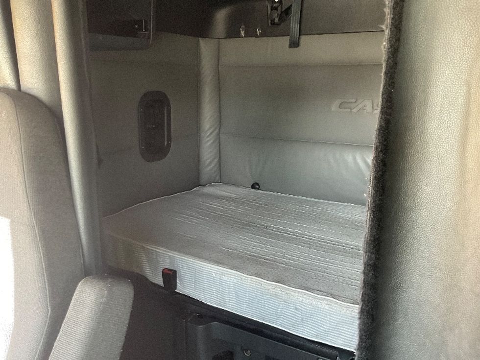 Sleeper Tractor-Heavy Duty Tractors-Freightliner-2022-T12664ST-Earth City-MO-379,144\n\t\tmiles-$ 80,500 - Image 18