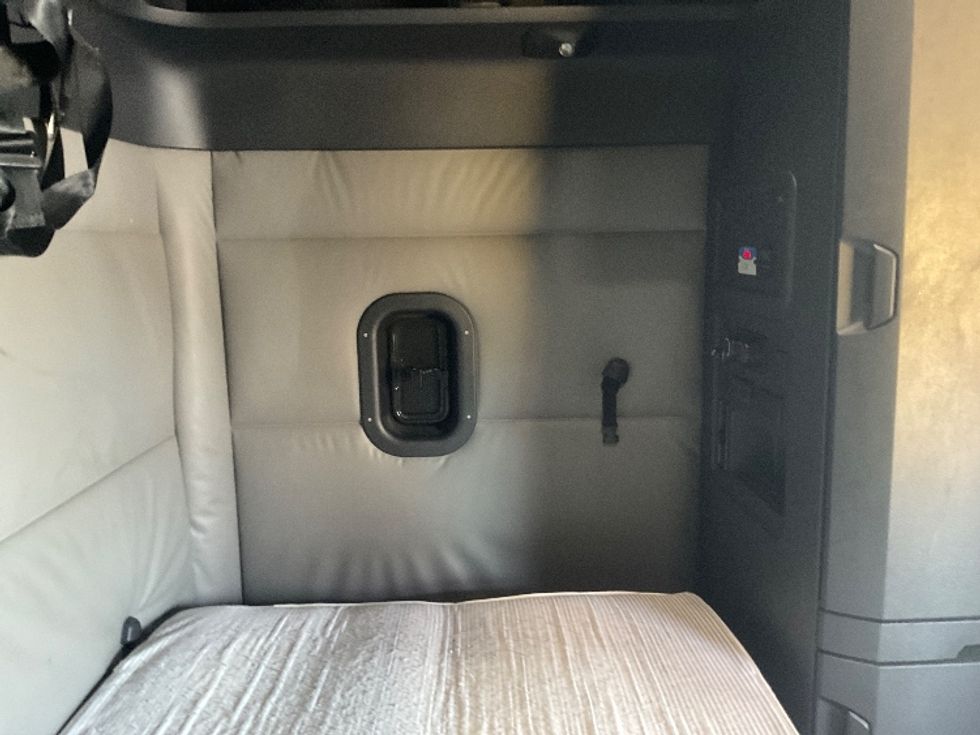 Sleeper Tractor-Heavy Duty Tractors-Freightliner-2022-T12664ST-Earth City-MO-379,144\n\t\tmiles-$ 80,500 - Image 19