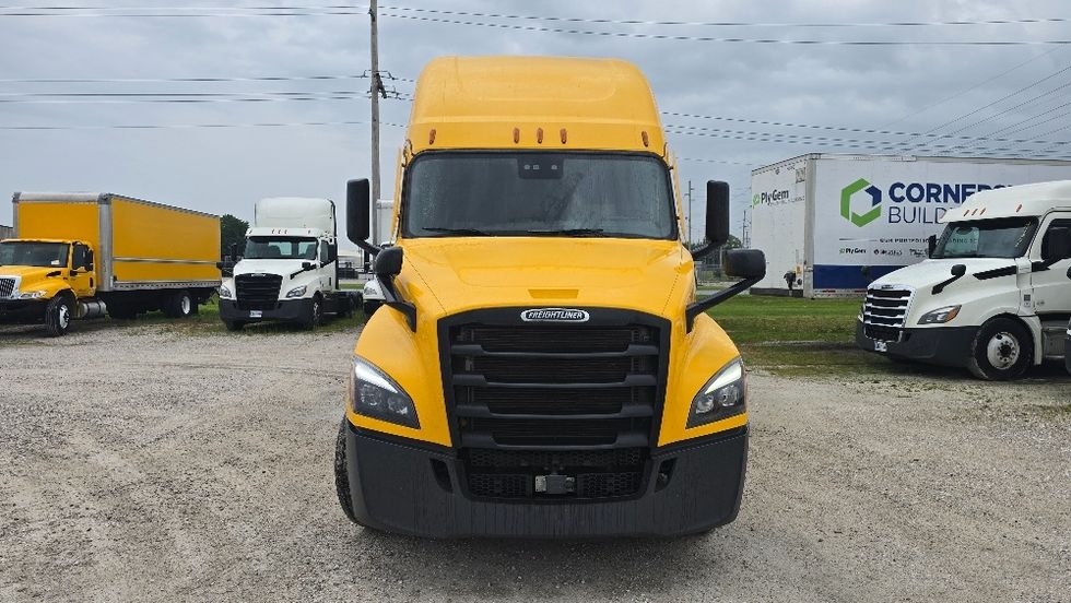 Sleeper Tractor-Heavy Duty Tractors-Freightliner-2022-T12664ST-Earth City-MO-379,144\n\t\tmiles-$ 80,500 - Image 2