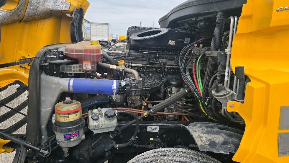 Sleeper Tractor-Heavy Duty Tractors-Freightliner-2022-T12664ST-Earth City-MO-379,144\n\t\tmiles-$ 80,500 - Image 21