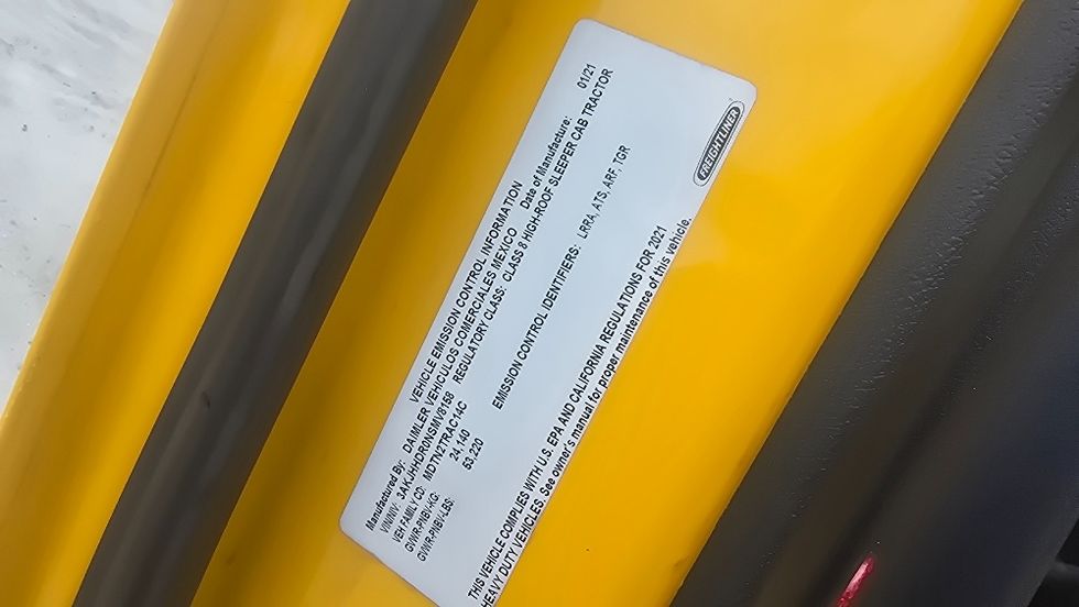 Sleeper Tractor-Heavy Duty Tractors-Freightliner-2022-T12664ST-Earth City-MO-379,144\n\t\tmiles-$ 80,500 - Image 22