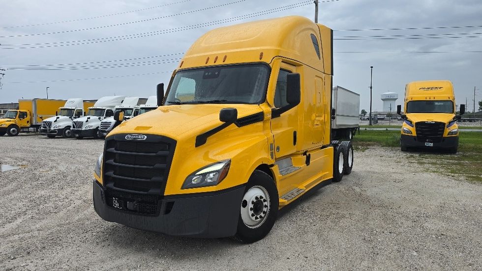 Sleeper Tractor-Heavy Duty Tractors-Freightliner-2022-T12664ST-Earth City-MO-379,144\n\t\tmiles-$ 80,500 - Image 3