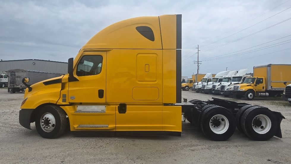 Sleeper Tractor-Heavy Duty Tractors-Freightliner-2022-T12664ST-Earth City-MO-379,144\n\t\tmiles-$ 80,500 - Image 4