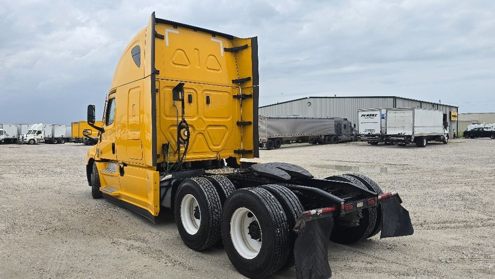 Sleeper Tractor-Heavy Duty Tractors-Freightliner-2022-T12664ST-Earth City-MO-379,144\n\t\tmiles-$ 80,500 - Image 5