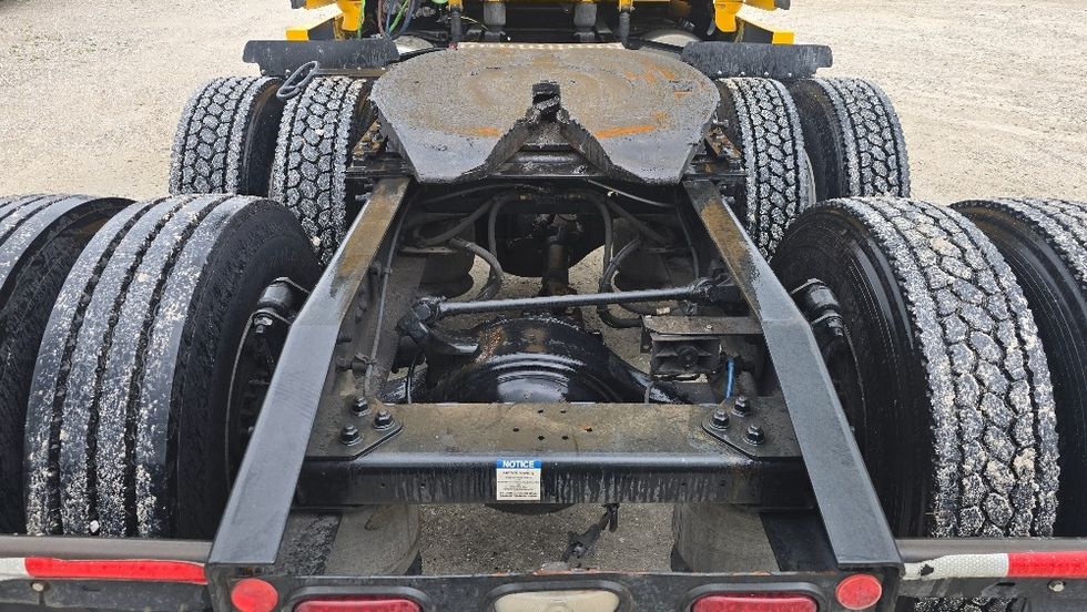 Sleeper Tractor-Heavy Duty Tractors-Freightliner-2022-T12664ST-Earth City-MO-379,144\n\t\tmiles-$ 80,500 - Image 6