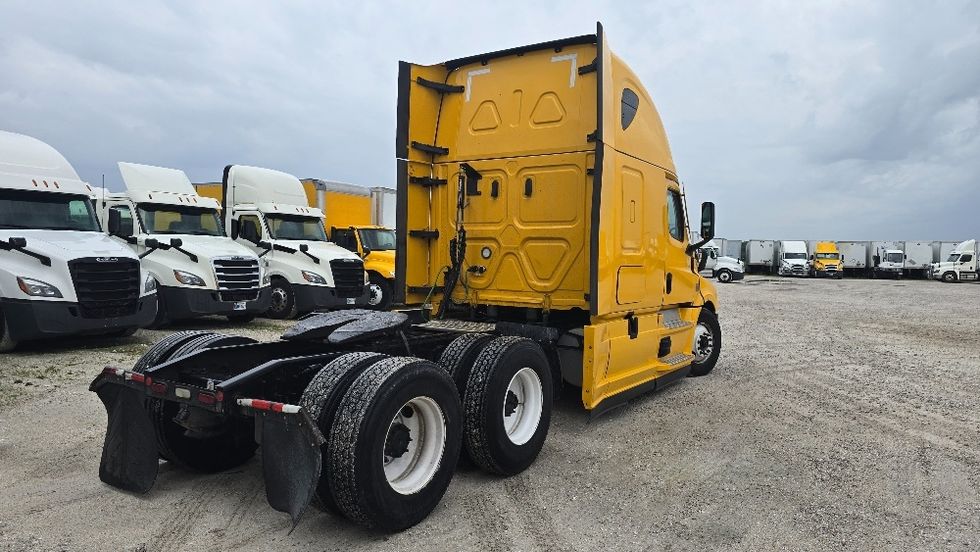 Sleeper Tractor-Heavy Duty Tractors-Freightliner-2022-T12664ST-Earth City-MO-379,144\n\t\tmiles-$ 80,500 - Image 7