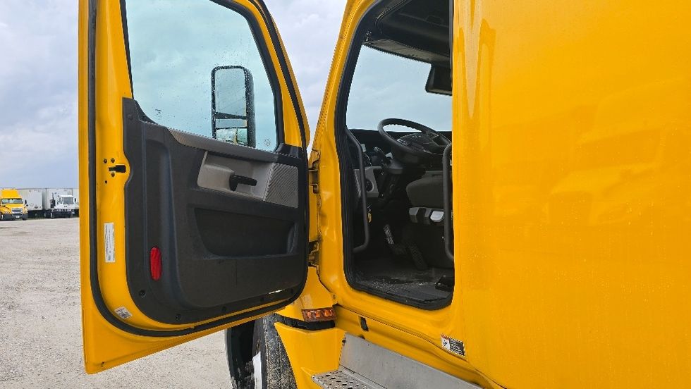 Sleeper Tractor-Heavy Duty Tractors-Freightliner-2022-T12664ST-Earth City-MO-379,144\n\t\tmiles-$ 80,500 - Image 9