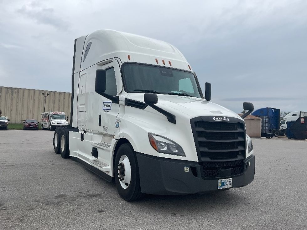 Sleeper Tractor-Heavy Duty Tractors-Freightliner-2022-T12664ST-Earth City-MO-389,363\n\t\tmiles-$ 84,000 - Image 1