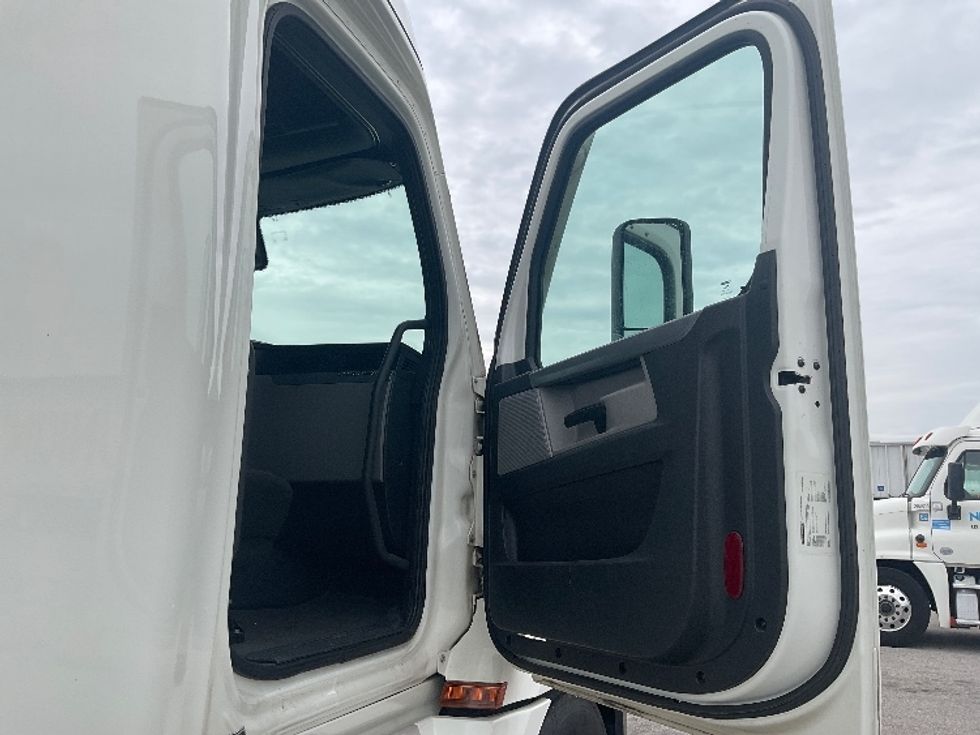 Sleeper Tractor-Heavy Duty Tractors-Freightliner-2022-T12664ST-Earth City-MO-389,363\n\t\tmiles-$ 84,000 - Image 13