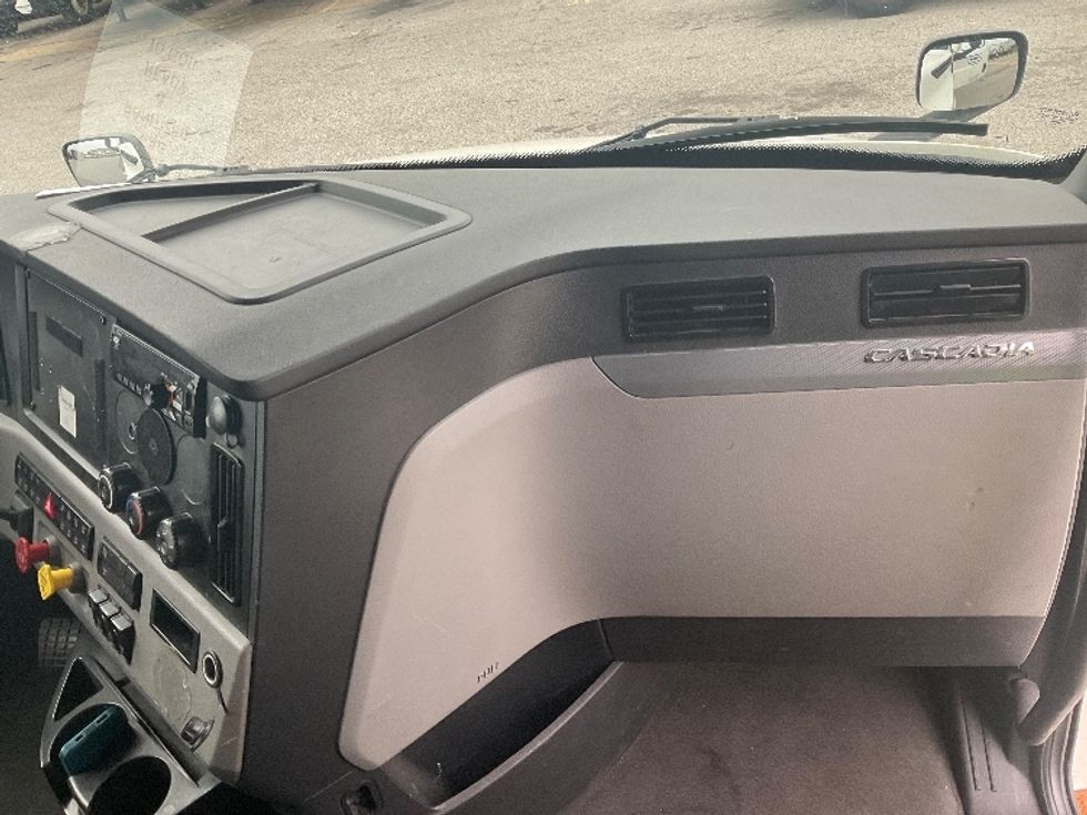 Sleeper Tractor-Heavy Duty Tractors-Freightliner-2022-T12664ST-Earth City-MO-389,363\n\t\tmiles-$ 84,000 - Image 14